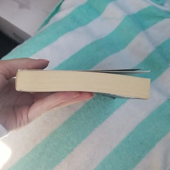 Dark Places by Gillian Flynn - Picture 3 of 6